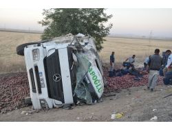 Kamyon Devrildi, 2 Kişi Yaralandı