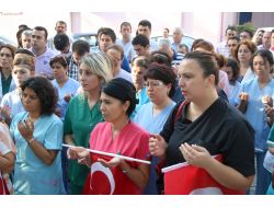 Sağlıkçılar Şehitlere Dua Edip İstiklâl Marşı Okuyarak Mesaiye Başladı