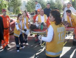 Otomobil Durakta Bekleyen Öğrencilerin Arasına Daldı: 14 Yaralı