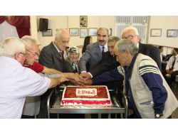 Huzurevi Sakinlerine Doğum Günü Sürprizi