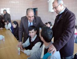 Ak Parti Kars İl Başkanlığı Üyeleri Engellileri Sevindirdi