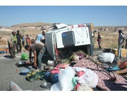 Tarım İşçilerini Taşıyan Minibüs İle Otomobil Çarpıştı: 10 Yaralı