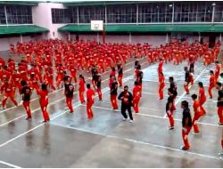 Bin Mahkum, Aynı Anda Gangnam Style Dansı Yaptı