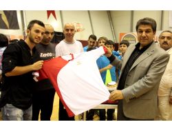 Emre Çolak Spor Malzemesi Dağıttı