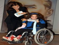 Yürüme Engelli Yezdanur'un Kompozisyonu Dinleyenleri Ağlattı