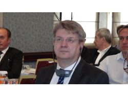 Göz Doktorlarına Canlı Ameliyat İzletildi