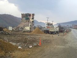 Düzce'de Çilimli Kavşağı İnşaatı İçin Yıkım Çalışmaları Başladı