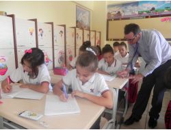 Emine Nakıboğlu, Yabancı Uyruklu Öğretmenlerle İngilizce Eğitimi Veriyor