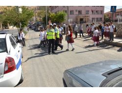 Polis Okul Önlerinde Öğrenci Ve Öğretmenlerin Huzurunu Koruyacak