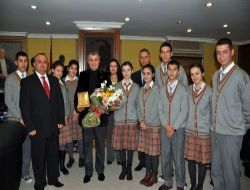 Öğrenciler, Manavgat Belediye Başkanı Sözen'i Eğitime Katkılarından Dolayı Plaketle Ödüllendirdi