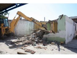 İskan Yasağı Bulunan 10 Orta Hasarlı Bina Yıkıldı