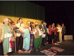 Huzurevi Sakinlerinin Sahnelediği Oyun, Ayakta Alkışlandı