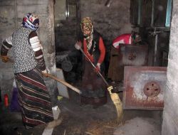 Oğlunun Ölüm Haberiyle Felç Olunca, Kaloriferleri Yakmak Eşi Ve Kızlarına Kaldı