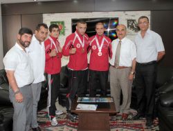 Milli Sporculara Başarılarından Dolayı Altın Hediye Edildi