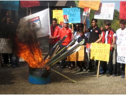 Ayık'a Destek İçin Kayak Takımlarını Ateşe Verdiler