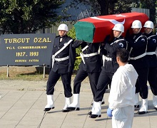 Özal'ın naaşı Adli Tıp yolunda..