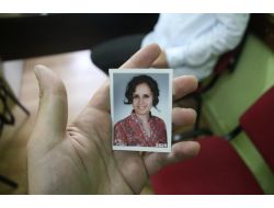 Kadın Öğretmeni Öldürüp Cesedini Yol Kenarına Attılar