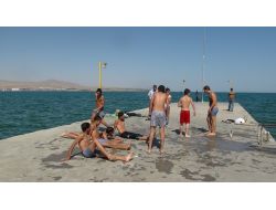 Tatvanlı Çocuklar Van Gölü'nün Sodalı Suyu Sayesinde Saç Renklerini Değiştiriyor