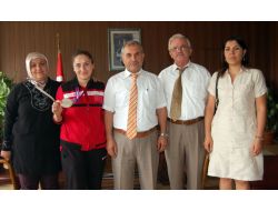 Olimpiyat Şampiyonu Öğrenci Milli Eğitim Müdürünü Ziyaret Etti