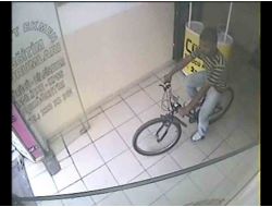 Bisiklet Hırsızları Güvenlik Kamerasına Takıldı