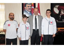 Balkan Şampiyonu Tekvandocular, Belediye Başkanı Akgül'ü Ziyaret Etti