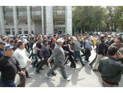 Kırgızistan'da Devrim Yapmaya Kalkışan Kalabalığa Polis Müdahale Etti