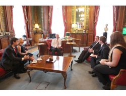 İngiltere Dışişleri Bakanı Twitter'da 100 Bin Takipçiye Ulaştı