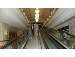 Alışveriş Merkezi Sağlık İçin Yürüyen Merdivenlerinin Şartellerini İndirdi