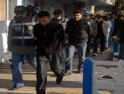 İzmir'de 53 Kaçak ve 7 İnsan Taciri  Yakalandı!