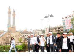 'Haydi Sivas’ta Yürüyek Gardaş' Sloganıyla Yürüdüler