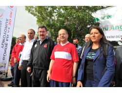 Bakan Akdağ, 'Yürü Angaralım Yürü' Sloganıyla Yürüdü