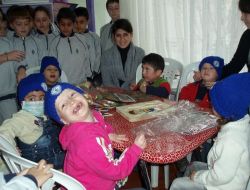 Emine Örnekli Miniklerden Engelli Arkadaşlarına Anlamlı Ziyaret