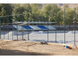 Tatvan'da Sentetik Çim Sahanın Çalışmaları Devam Ediyor