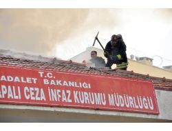 Manisa'da, Cezaevi Ziyaretçi Kabul Binasında Yangın Çıktı