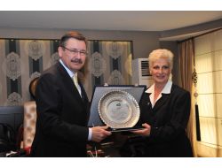 Hayvanseverlerden Melih Gökçek’e Plaket