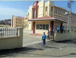 Üzerine Okul Kapısı Devrilen Çocuk Ölümle Pençeleşiyor