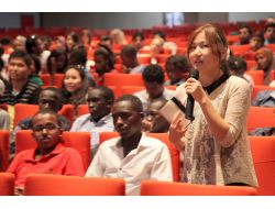 Gediz’in 52 Ülkeden Öğrencileri, 16 Ülkenin Konsoloslarıyla Buluştu