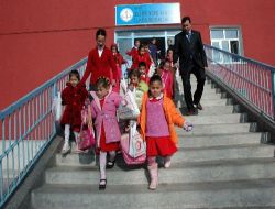 Türk Kızılayı'ndan Öğrencilere Eldiven Ve Kırtasiye Yardımı