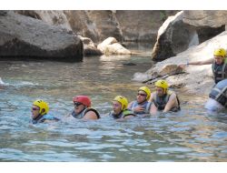Turistler, Soğuk Suda Kalarak Rafting Ve Kanoya Hazırlanıyor