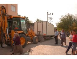 Kamyonetin Altında Kalan Kadın Ağır Yaralandı