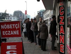 Grevden Dolayı Nöbetçi Eczanelerin Önünde Uzun Kuyruklar Oluştu
