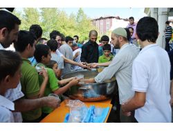 Agd Üyesi Üniversiteliler, Cami Cemaatine Helva Dağıttı