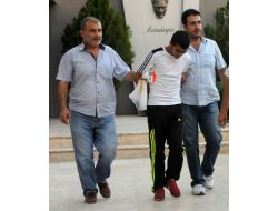 Kuyumcunun Vitrin Camını Kırıp Altınları Çalan Zanlı Tutuklandı