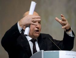 Rusya'da Şehre Kar Yağışını Engellemek İsteyen Belediyenin, Bu Kez Hiç Yağmayan Karla Başı Dertte