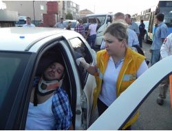 Kamyonet Otomobile Çarptı, Otomobil Sürücüsü Bayıldı