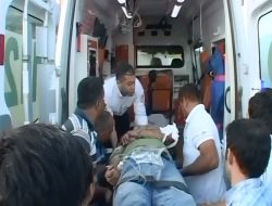 Narenciye Yüklü Tır Devrildi Mandalinalar Yollara Saçıldı