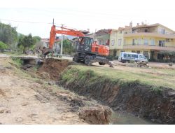 Burhaniye'deki Hocazade Deresi Islah Ediliyor