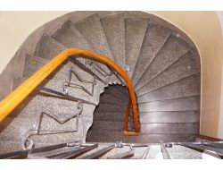 Hırsız Kovalayan Polis, Merdivenlerden Yuvarlanarak Yaralandı