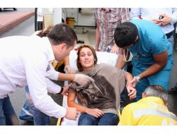 Otomobil Kaldırımda Yürüyen Yayalara Çarptı: 2 Yaralı