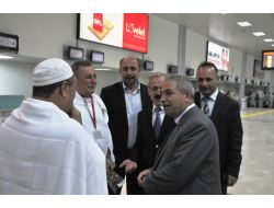 Demirtaş Hacı Adaylarını Çiçeklerle Uğurladı